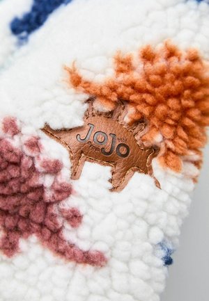 Neulottu fleece-kangas valkoisena, jossa on teksturoituja laikkuja oranssina, vaaleanpunaisena ja sinisenä. Sisältää ruskean nahkatarro, jossa on kohokuvioitu "JoJo".
