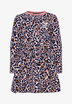 Robe rose à manches longues avec un motif léopard bleu, blanc et marron et un petit logo Hummel blanc sur la poitrine.