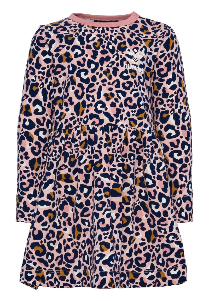 Vestido de manga larga rosa con estampado de leopardo en azul, blanco y marrón, y pequeño logo de Hummel en blanco en el pecho.