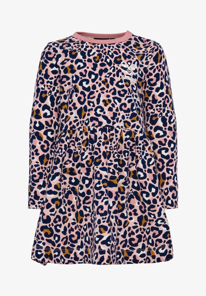 Vestido de manga larga rosa con estampado de leopardo en azul, blanco y marrón, y pequeño logo de Hummel en blanco en el pecho.