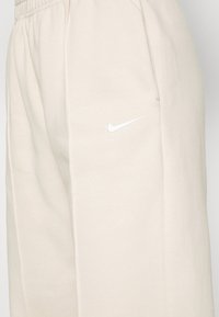 Nike Sportswear W NSW ESSNTL PANT FLC TREND - Calças de fato de treino - pearl white/white