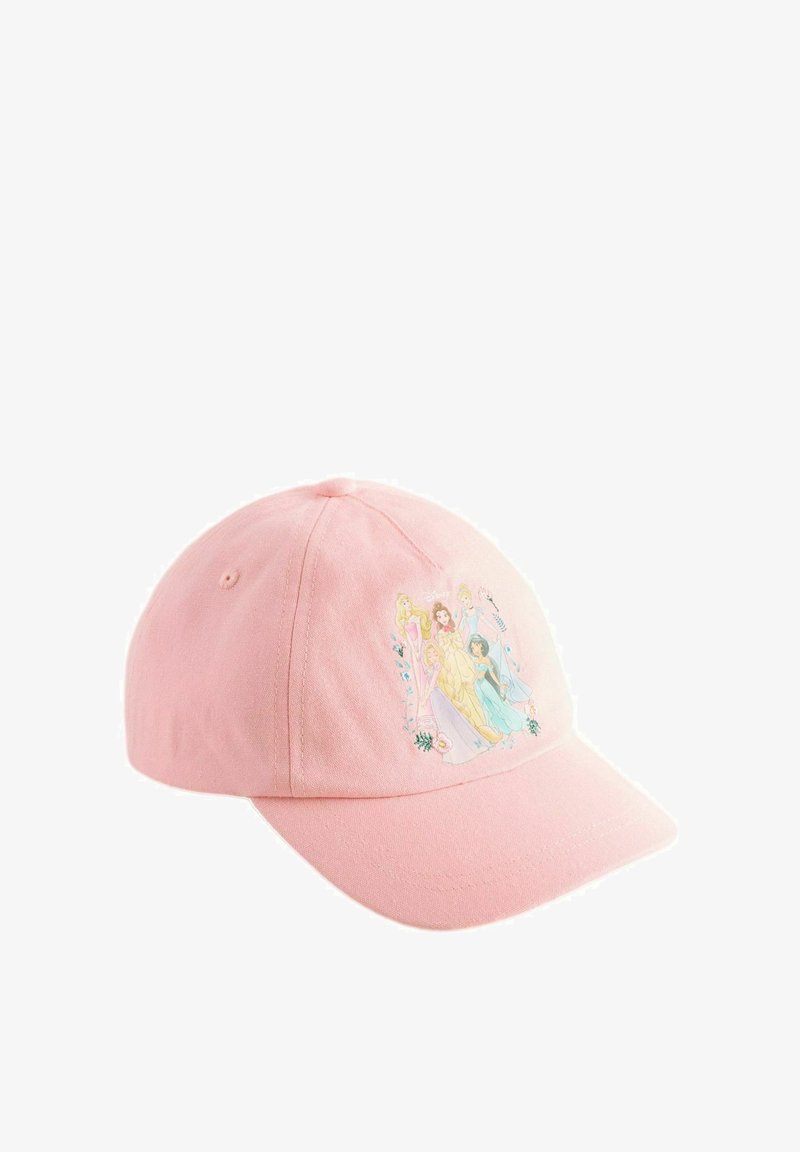 Roze baseballpet met bedrukte ontwerpen van vijf Disney-prinsessen op het voorpaneel, getoond tegen een witte achtergrond.