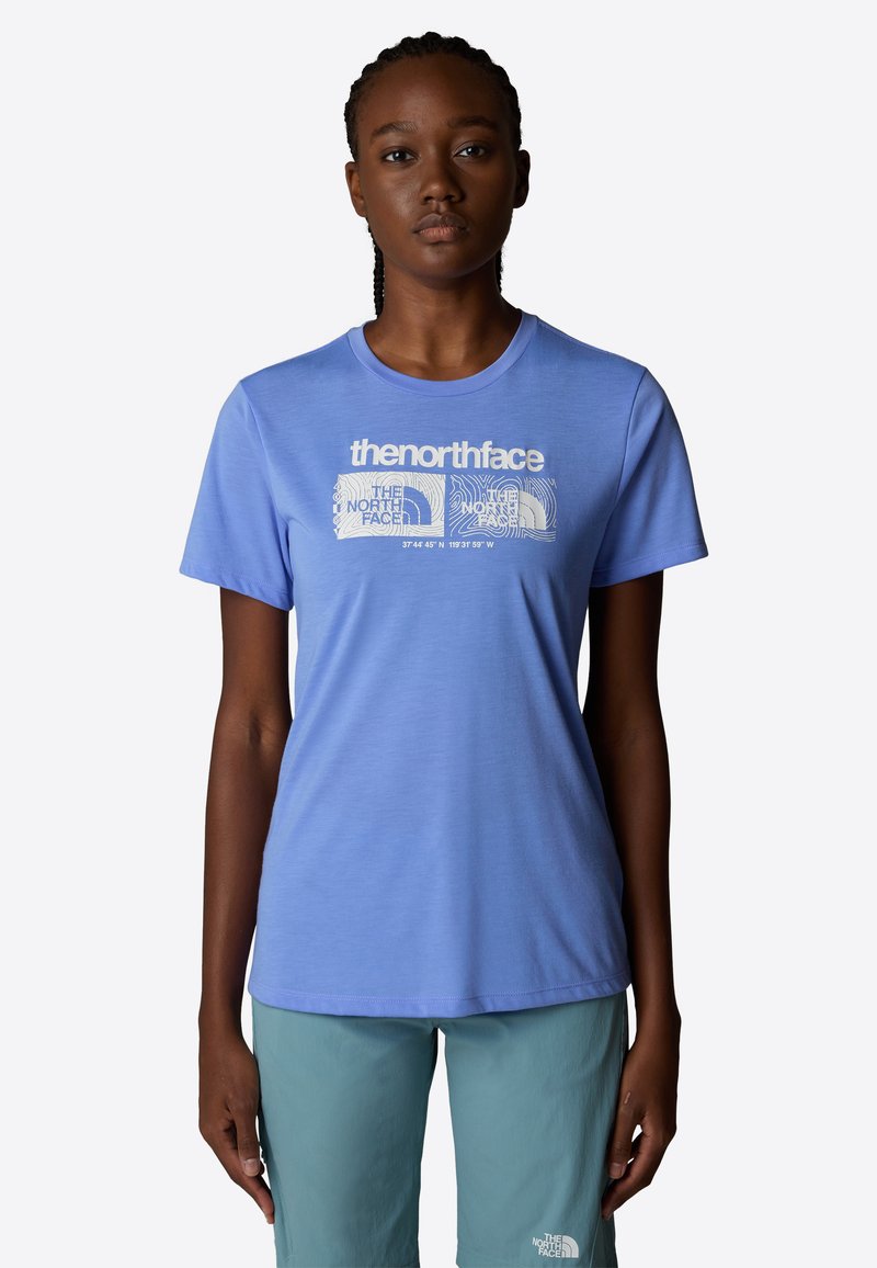 Hellblaues T-Shirt mit kurzen Ärmeln, das auf der Vorderseite ein weißes Grafiklogo und Text zeigt. Glatter Stoff, runder Halsausschnitt, lockere Passform.