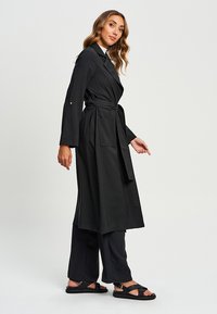 WILLA BOTANIST - Trenchcoat - black