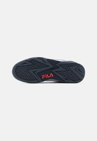 Mustmust musta toss, mille on laineline muster, esitleb silmatorkavat punast "FILA" logo ja tekstuurne haardumine hõlbustab libisemist.