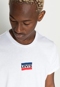 Levi's® GRAPHIC CREWNECK TEE - Camiseta estampada -  white