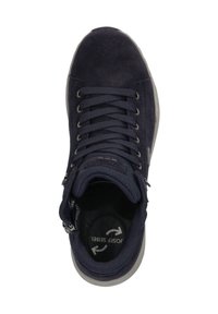 Tummansininen mokkanahkainen korkeavyötäröinen lenkkari, jossa on teksturoidut nauhat, kumipohja, sisäinen brändäys ja kevyesti pehmustettu kaulus mukavuutta varten.