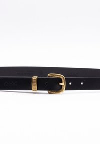 Schwarzer Ledergürtel mit einer strukturierten goldenen Schnalle und verstellbaren Löchern. Mit geprägtem Branding und Etikett "Made in Italy". Standardgröße 95-100.
