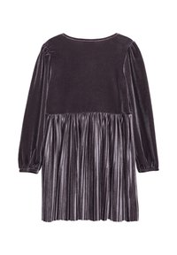 Donkere fluwelen jurk met lange pofmouwen, geplooide ondersectie, ronde halslijn en gladde textuur. De kleur is een diepe paarse tint.