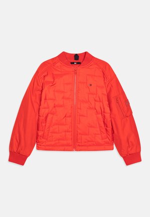 Veste bomber matelassée rouge avec fermeture éclair à l'avant, col et poignets côtelés, poches latérales et petit logo sur la poitrine et la poche de la manche.