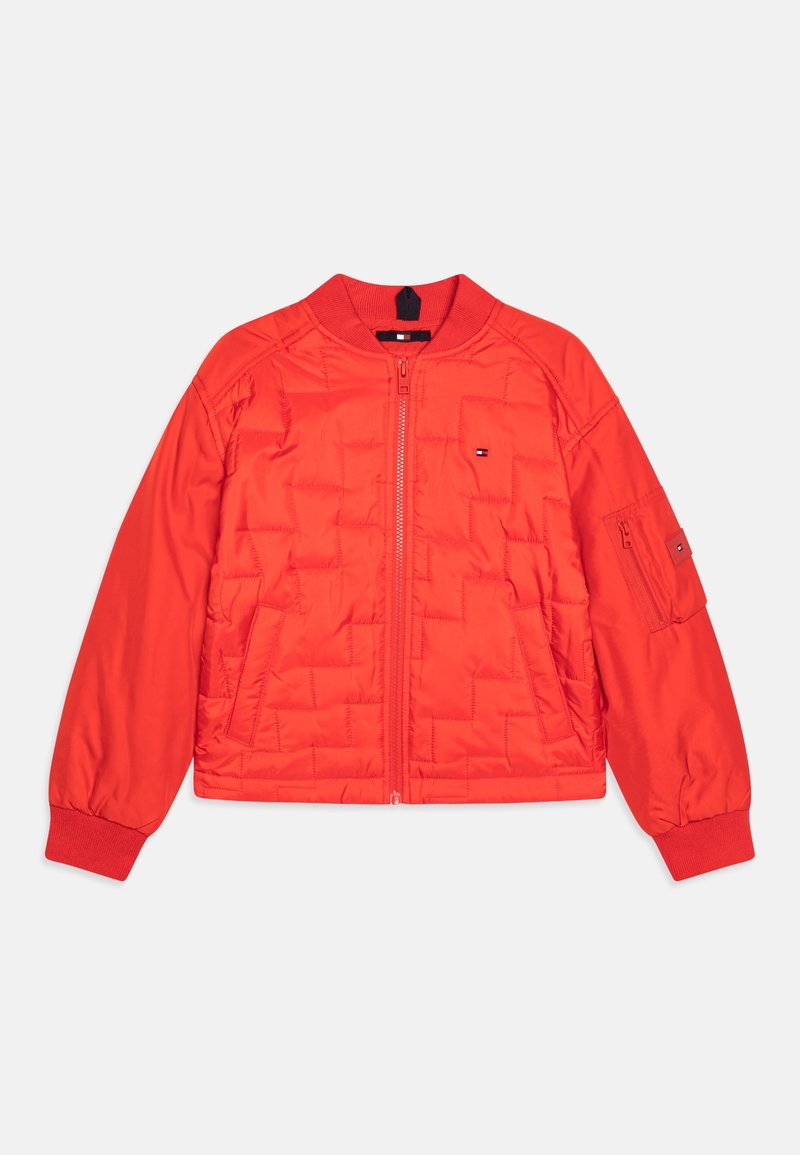Veste bomber matelassée rouge avec fermeture éclair à l'avant, col et poignets côtelés, poches latérales et petit logo sur la poitrine et la poche de la manche.