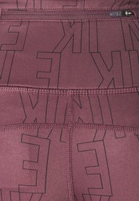 Nike Performance Leggings - purple