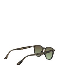 Occhiali da sole rotondi con una montatura granata e verde-marrone e lenti verdi degradè. Presentano aste sottili e un branding discreto sulla montatura.