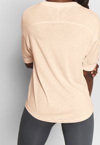 Filippa K T-shirt basic - apricot