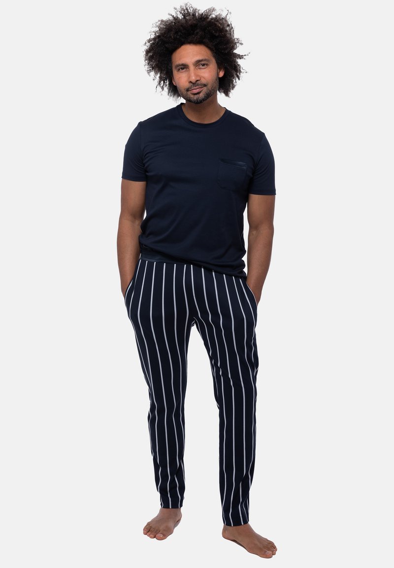 Marinblå T-shirt med bröstficka som matchas med marinblå och vita randiga pyjamasbyxor. Mjuk tygkvalitet, avslappnad passform och ankel-längd design.