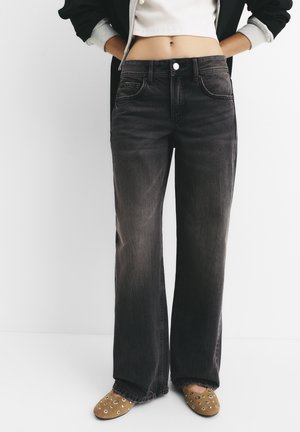 Jeans negre, cu croi larg, cu un finisaj decolorat, dotate cu buzunare frontale, bucle pentru curea și închidere cu un singur nasture la talie.
