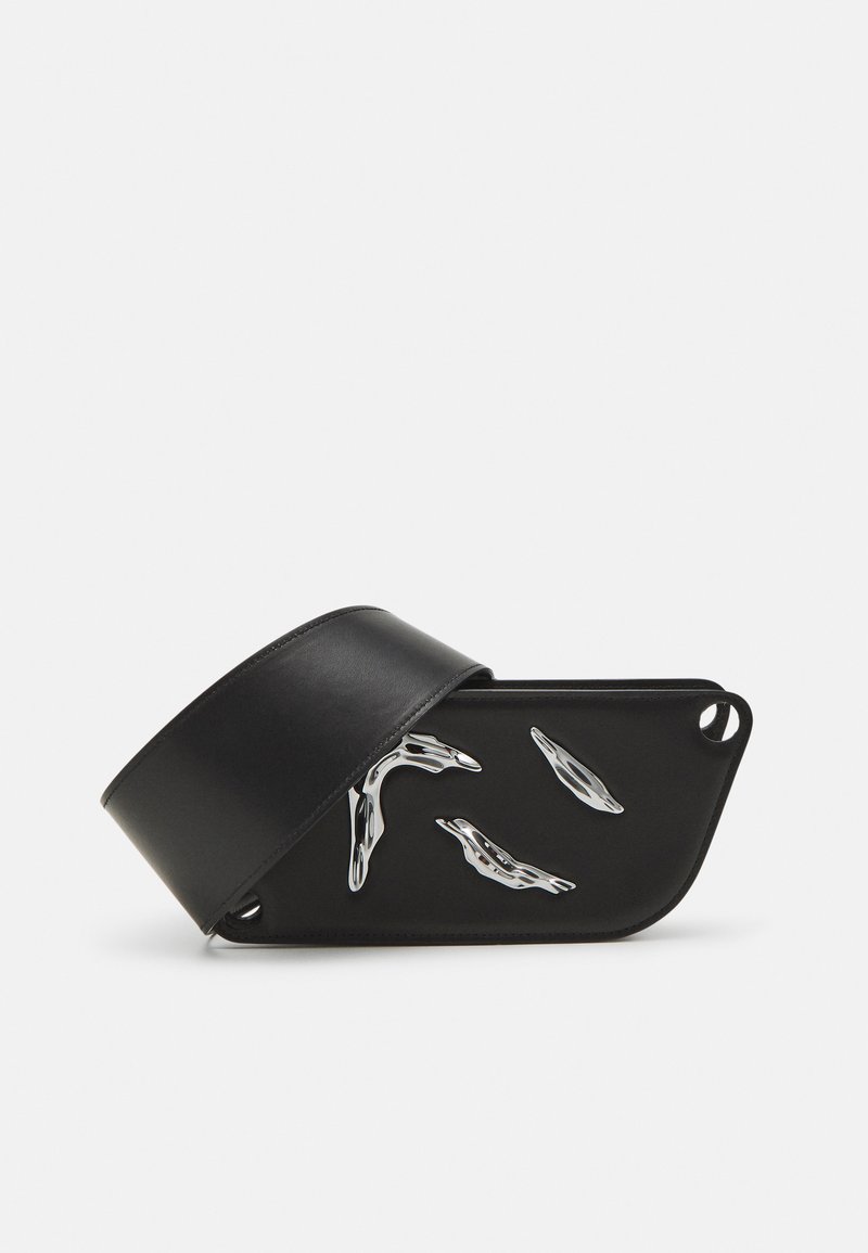 Geantă din piele neagră cu un design curbat, decorată cu detalii accent din argint și o curea lată. Textură fină cu o estetică minimalistă.