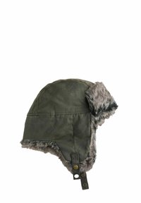Cappello di stoffa verde con bordo in pelliccia sintetica. Presenta alette per le orecchie e una fascetta con bottone per una vestibilità sicura. Texture morbida e forma arrotondata.