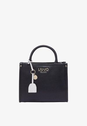 Bolso negro Liu Jo Milano con asas superiores, logo dorado y llavero blanco sobre fondo blanco liso.