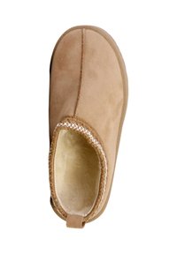 Chausson en daim marron clair avec une doublure intérieure douce, un détail de bord cousu et une languette au talon pour un enfilage facile. Conception à bout arrondi.