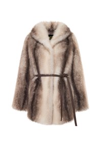 Cappotto in pelliccia sintetica con vita accentuata da una cintura, che presenta una gradazione di tonalità crema e marrone, e un ampio colletto. Texture morbida con maniche larghe.