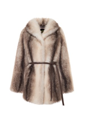 Cappotto in pelliccia sintetica con vita accentuata da una cintura, che presenta una gradazione di tonalità crema e marrone, e un ampio colletto. Texture morbida con maniche larghe.