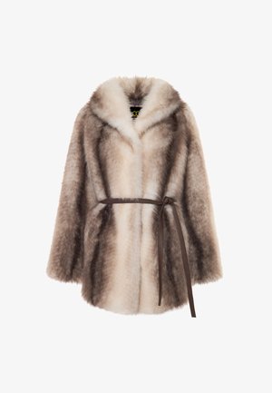 Abrigo de pelo sintético con cintura ceñida, que muestra un degradado de tonos crema y marrón, y un ancho cuello. Textura suave con mangas anchas.