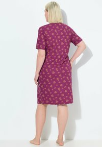 Vestito da notte viola con maniche corte, caratterizzato da un motivo floreale e righe orizzontali. Il design è ample e arriva fino al ginocchio.