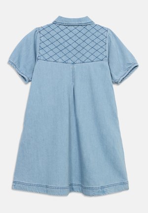 Lichtblauwe denim jurk met korte mouwen, met doorgestikte diamantpatronen op de bovenrug en een kraag, gezien vanaf de achterkant.