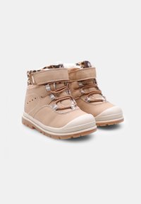 Botas mid-top marrones de cuero suave con interior de estampado de leopardo, cuentan con cordones elásticos, correa de Velcro y suela de goma con tracción.