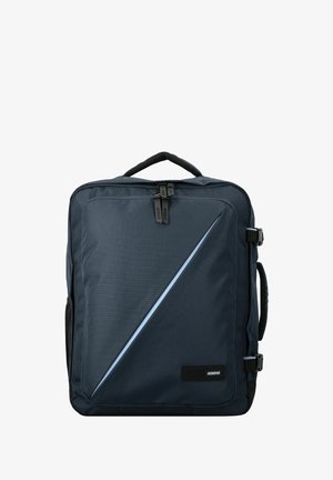 Zaino blu navy realizzato in tessuto strutturato, caratterizzato da un accento diagonale azzurro, manico superiore, cinturini laterali e patch con logo. Chiusura con cerniera.