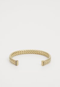 Brățară cu manșetă împletită din aur cu capete dreptunghiulare, având o textură netedă și un design minimalist. Accentele includ branding gravat pe un capăt.