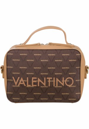 Rechteckige braune und beige Valentino-Handtasche mit wiederholtem Valentino-Logo-Muster, einem oberen Griff und einem doppelten Reißverschlussverschluss.