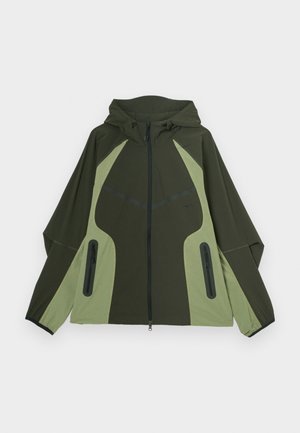 Olivgrüne Jacke mit hellgrünen Akzenten, Kapuze, Frontreißverschluss und zwei Reißverschlusstaschen. Verfügt über ein einzigartiges facettierte Design und Textur.