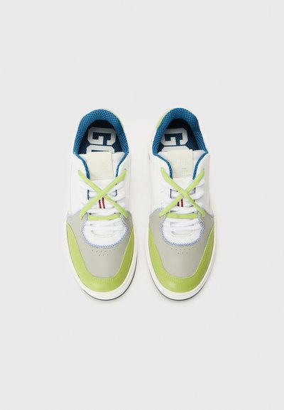 Sneakers con lacci caratterizzati da un upper in pelle bianca con dettagli grigi e verde lime, fodera in rete blu e lacci bianchi. Forma della punta arrotondata.