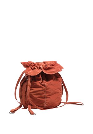 Mochila color óxido con cierre de cordón, abertura superior amplia y dos correas de hombro ajustables sobre fondo blanco.