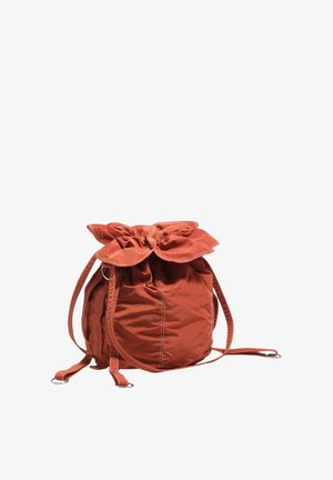 Plecak w kolorze rdzy z ściągaczem, szerokim górnym otworem i dwoma regulowanymi paskami na ramiona na białym tle.