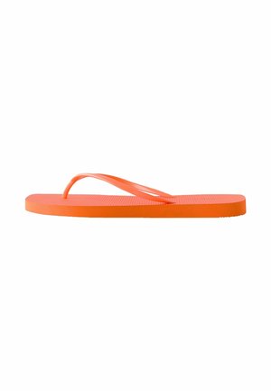 Orange flip-flop lavet af fleksibelt gummi, med en struktureret fodseng og tynde stropper. Flad sål uden udsmykninger.