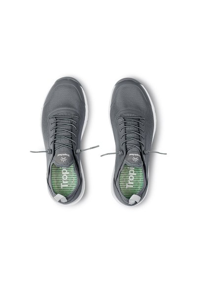 Grå sportskor har en mesh-överkonstruktion, texturerad snördesign, grön innersula och en vit sula. Synliga logotyper finns på tungan och innersulan.