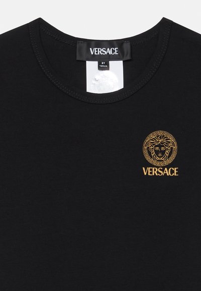 Černé bavlněné tričko s kulatým výstřihem, zlatým logem Versace s designem medúzy a kontrastními švy.