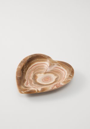 Prato em forma de coração feito de ônix, com padrões em espiral em tons de castanho, creme e rosa, com um acabamento liso e brilhante.