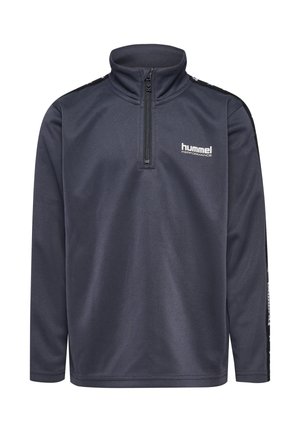 To børn iført matchende mørkegrå hummel træningsdragter med mærkede striber, står side om side mod en lys baggrund.