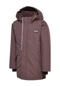Braune Kapuzenjacke mit Reißverschluss, Fleece-Futter, zwei Fronttaschen, elastische Bündchen und einem Logo auf der oberen linken Seite.