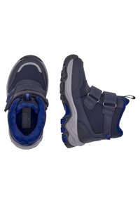 Botas infantiles de color azul marino con acentos grises. Hechas de material sintético, cuentan con un suave forro azul y dos correas de velcro para el cierre.