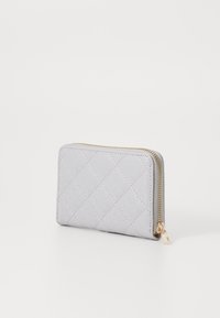 Gequilted grijs portemonnee met gouden rits, voorzien van een subtiel logopatroon. Compact rechthoekig formaat, gladde textuur en metalen accenten.