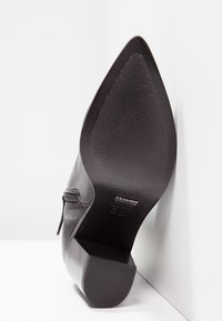 Schutz Botines bajos - black