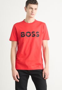 BOSS TEE - Apdrukāts T-krekls - open red