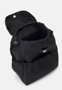 Černý polstrovaný batoh se stahovacím šňůrkovým zavíráním a přezkou, s vnitřním přihrádkou na zip a hladkou textilní strukturou.
