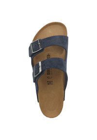 Sandalo in suede blu navy con due fibbie regolabili in argento, soletta in sughero e un design semplice, caratterizzato da uno stile aperto e piatto.