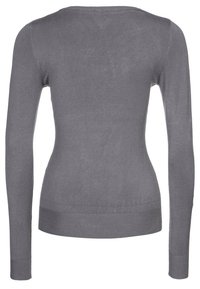 Grå, långärmad tröja med en figurnära design. Har en rund halsringning och ribbstickade ärmslut och fåll. Texturerad, mjuk tyg med en slät yta.